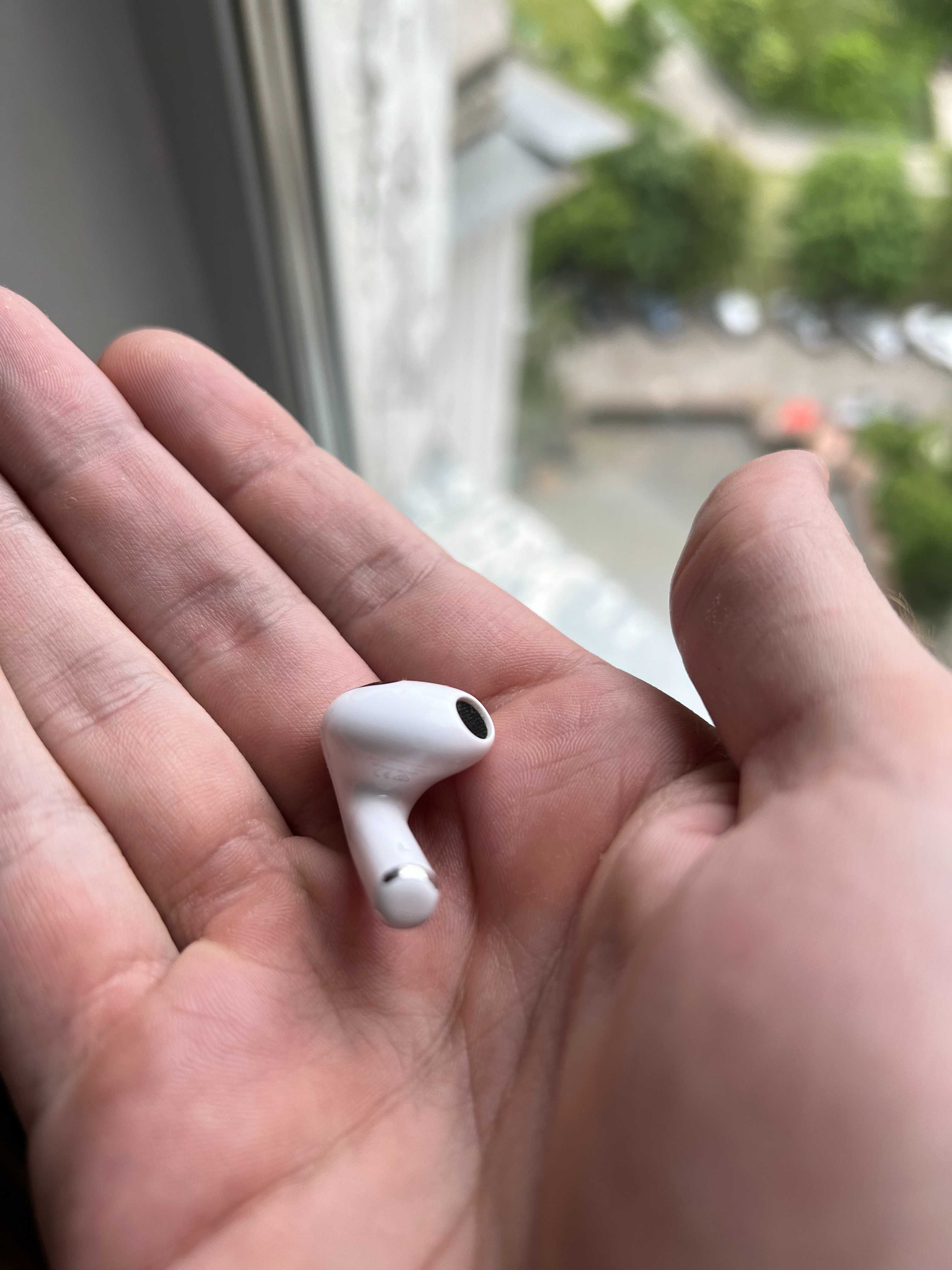 Рыпящий левый Airpods (3-го поколения) Серийный: GX9GQF4E035Y