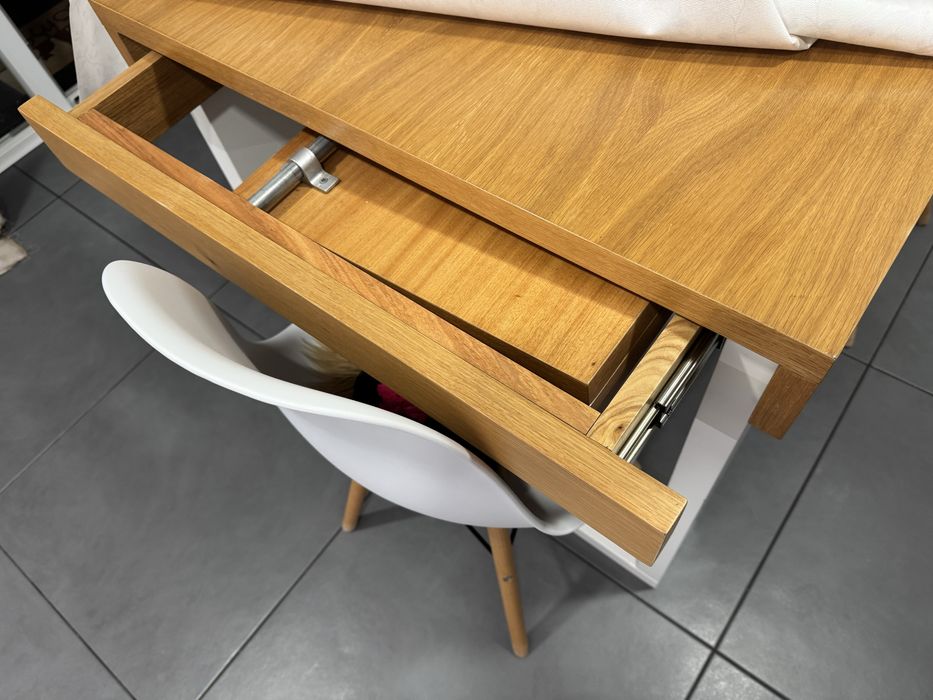 Mesa em madeira extencivel.