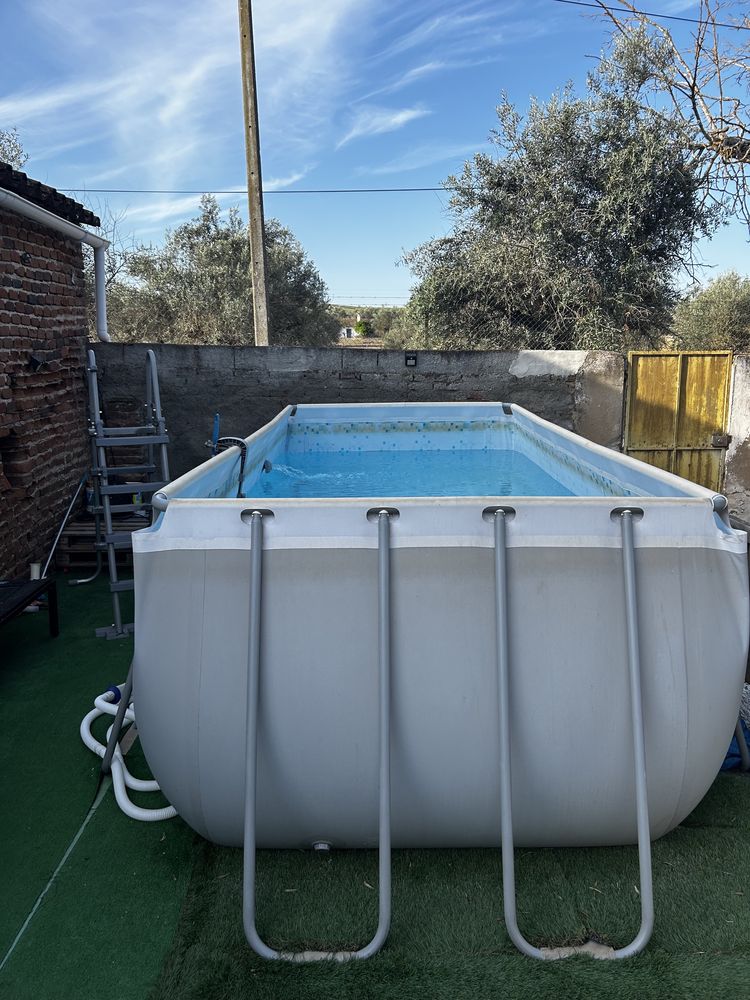 Piscina em bom estado com algumas marcas de uso