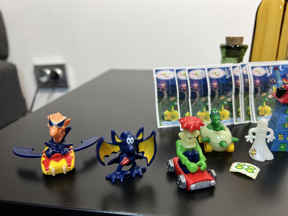 Отель монстров готель монстрів кіндер іграшки колекція