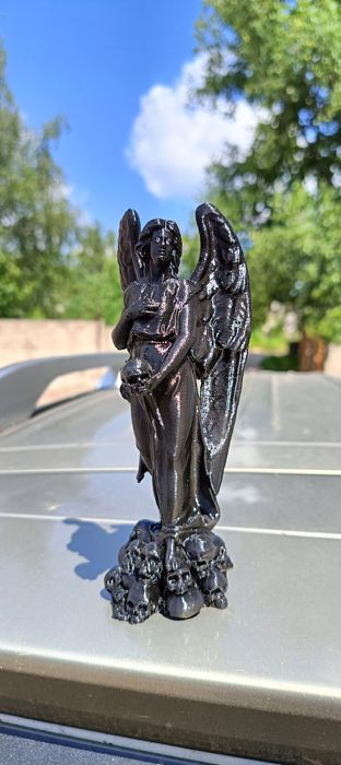 Фигурка ангела смерти