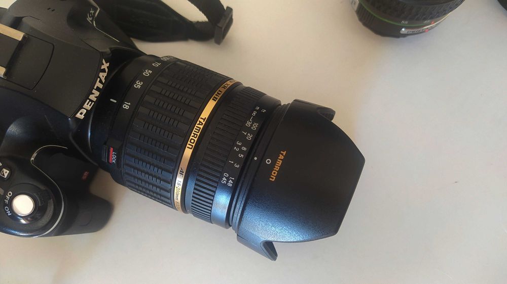Máquina fotográfica Pentax K-x com lentes e extras