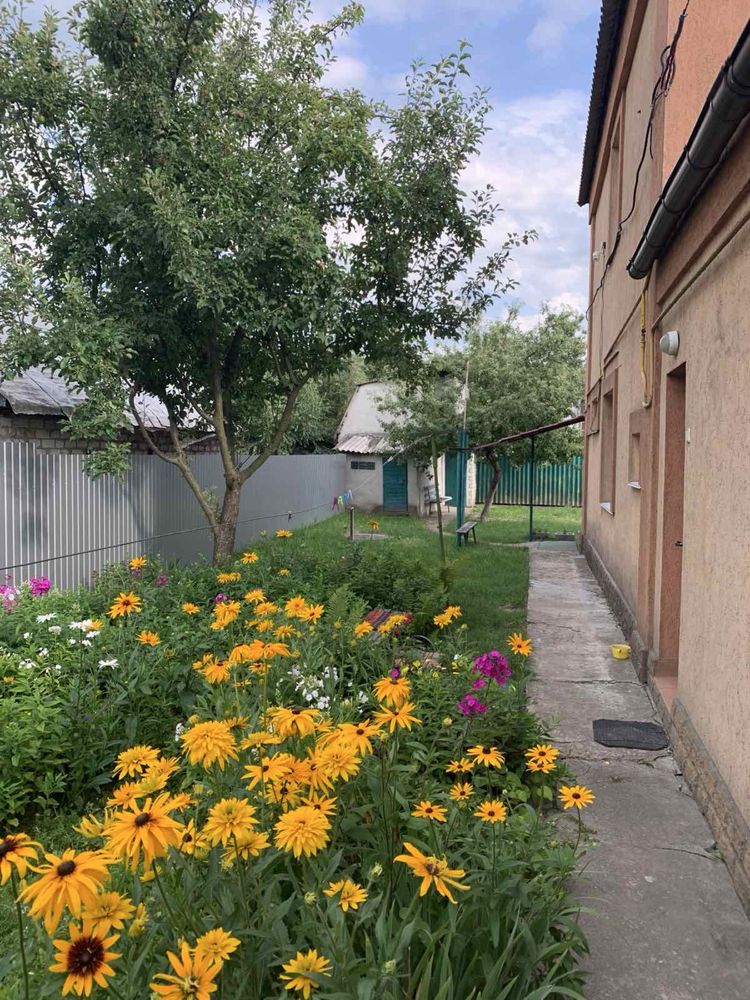 Продається великий затишний будинок на два входи