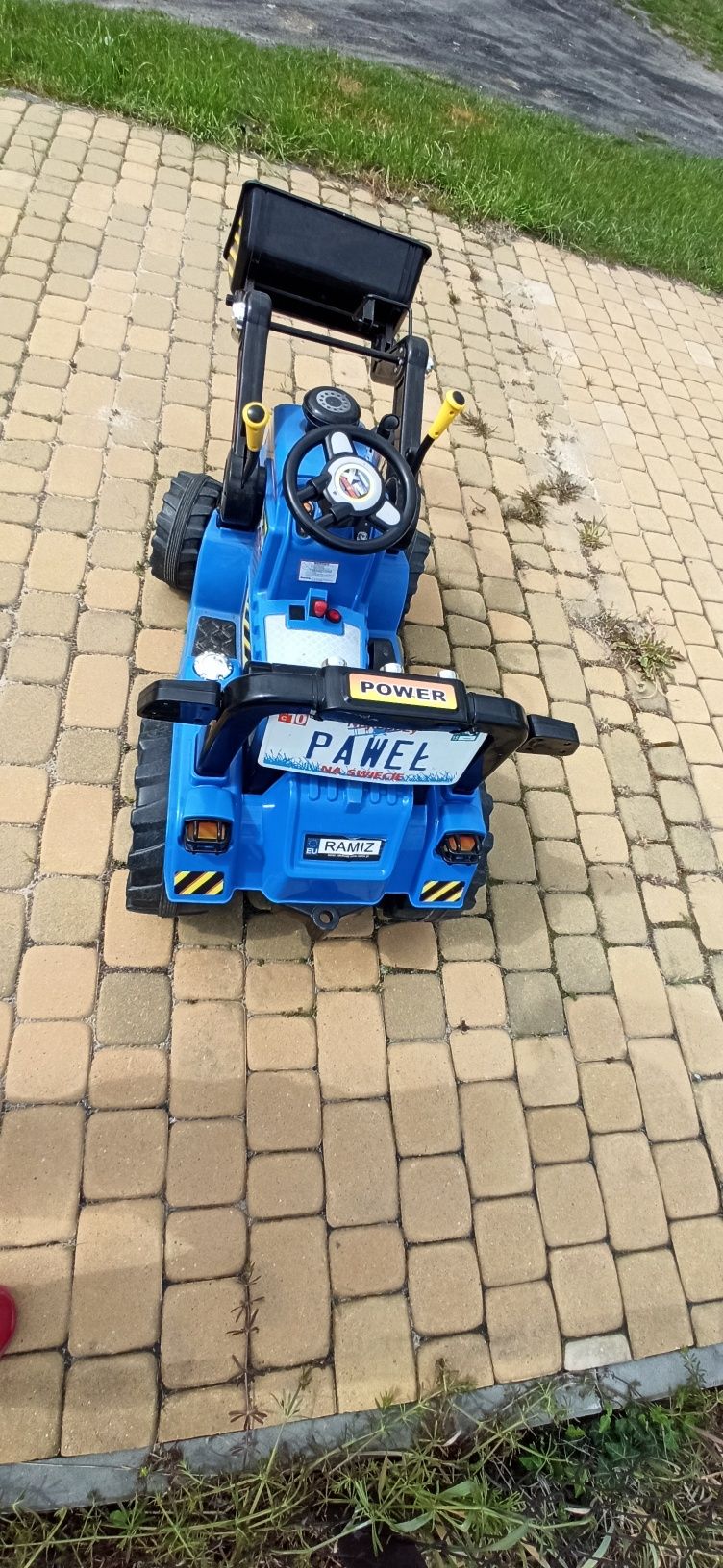 Traktor na akumulator zdalnie sterowany