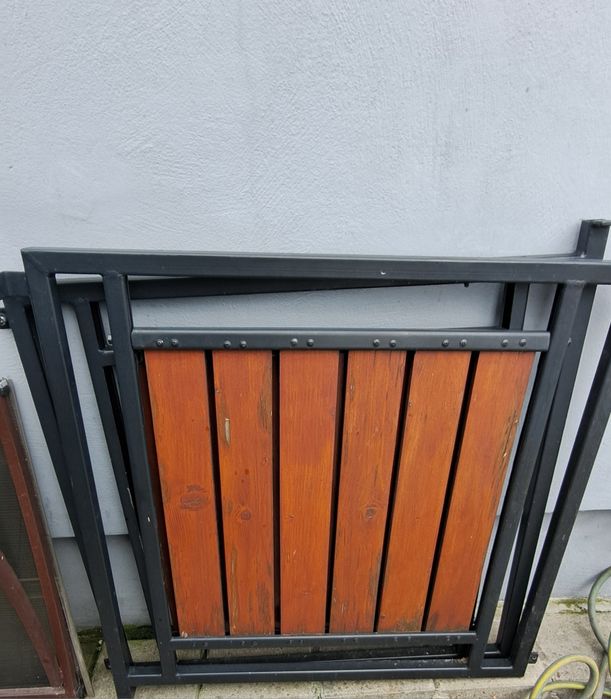 Balustrada drewniana na metalowej ramie