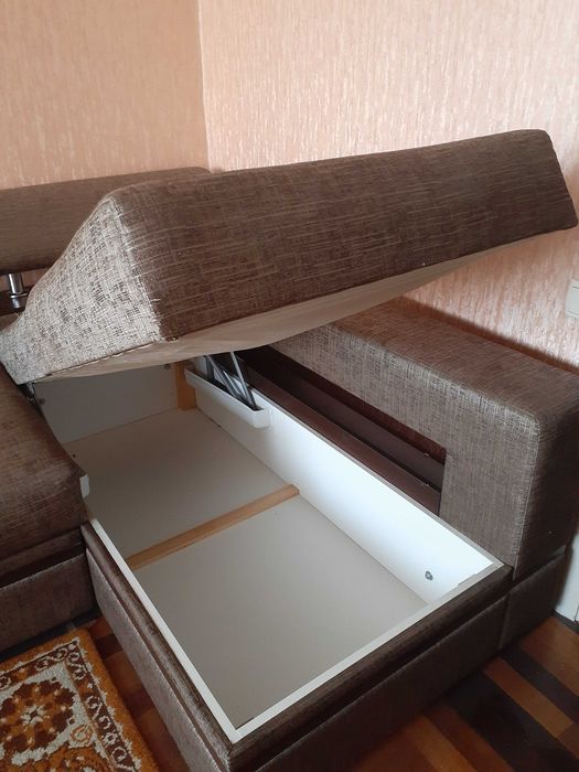 Продам угловой диван в отличном состоянии.