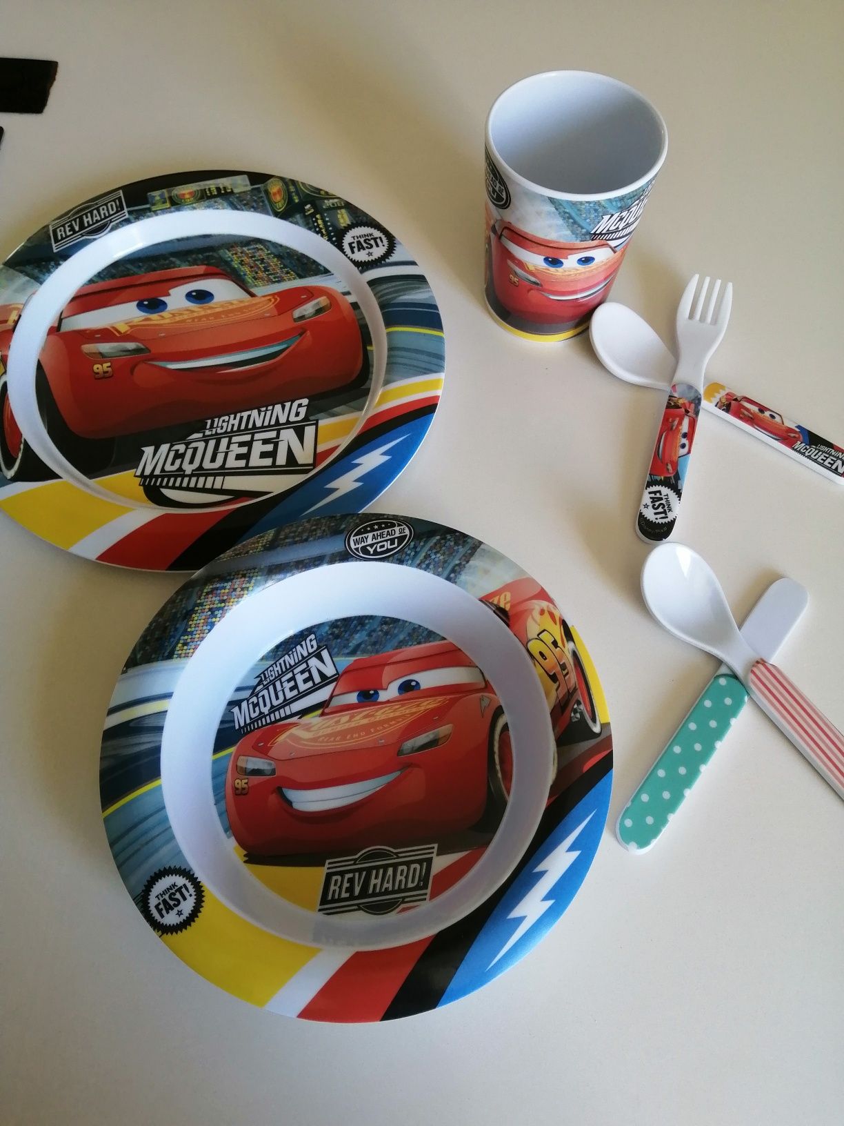 Conjunto pratos, copo e talheres para bebé McQueen