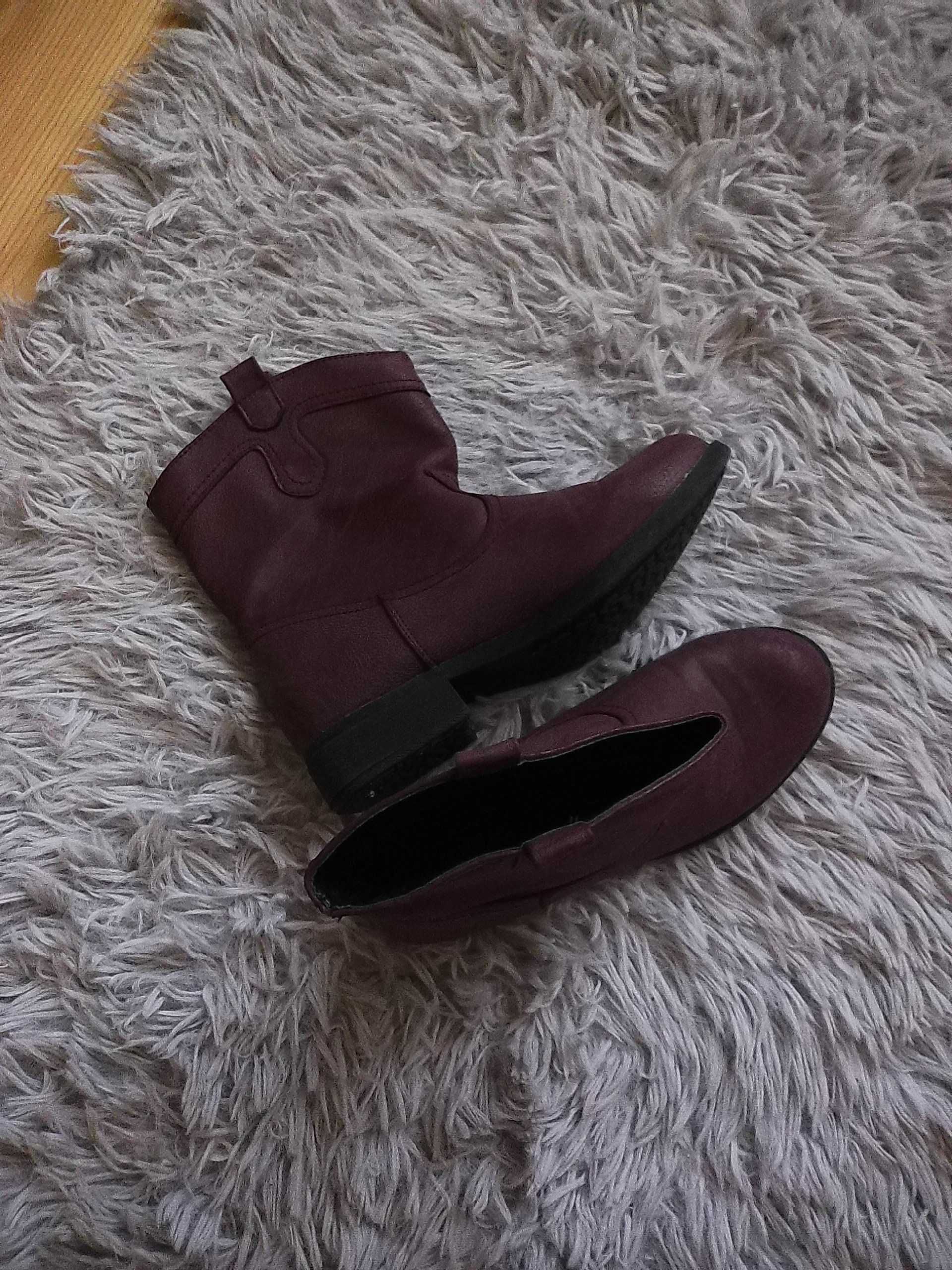 Buty botki na niskim obcasie w kowbojskim stylu Vox Shoes