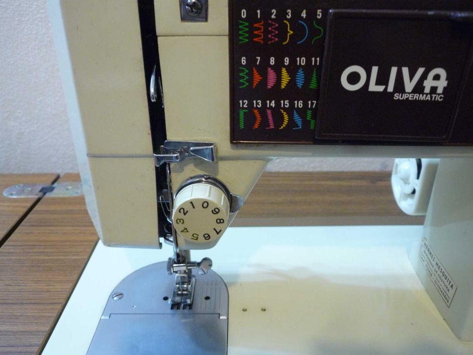 Máquina de costura marca OLIVA