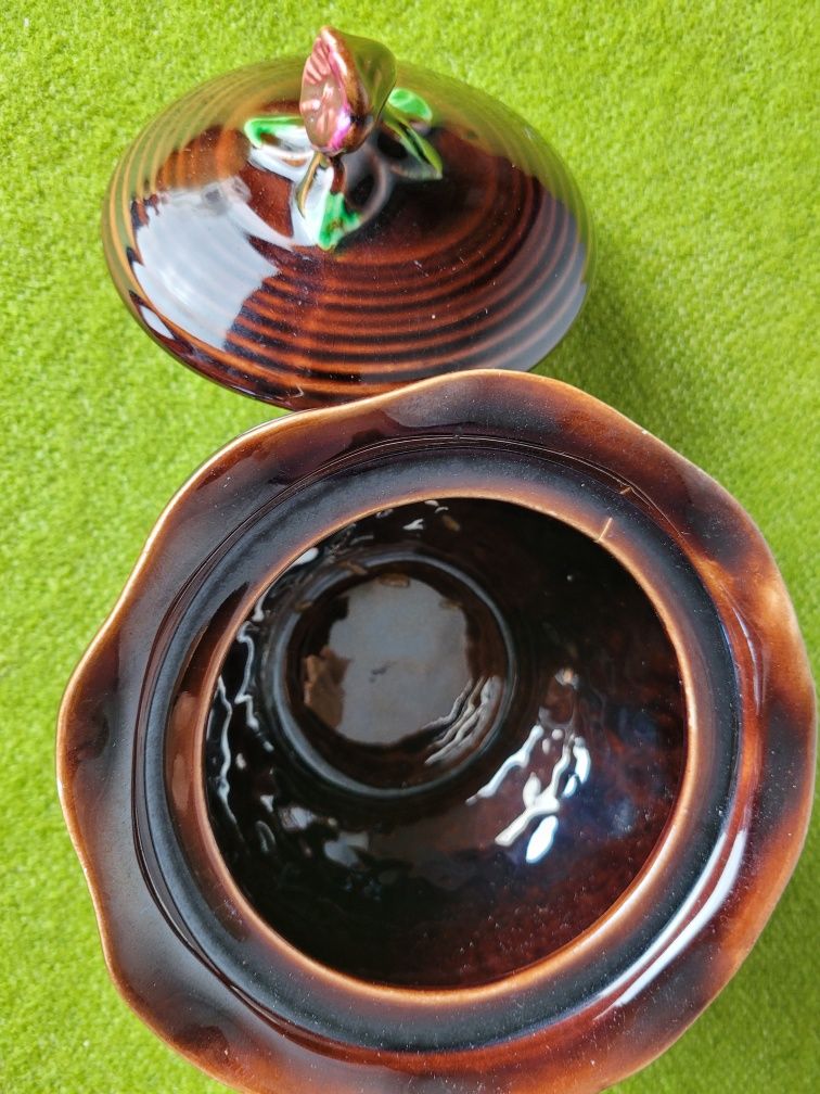 Ceramiczny pojemnik z przykrywką