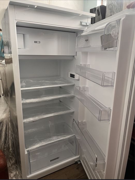 Холодильник вбудований Whirpool