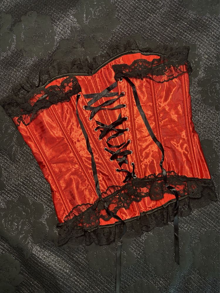 Corpete vermelho e preto