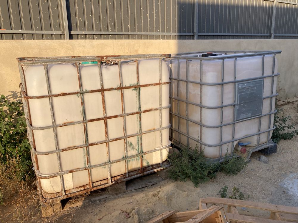Dois depositos de água de 1000 litros