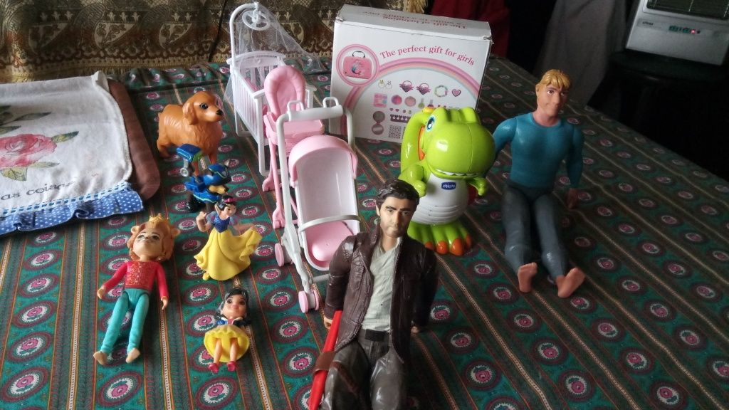 Bonecos e acessórios de brinquedos de criança