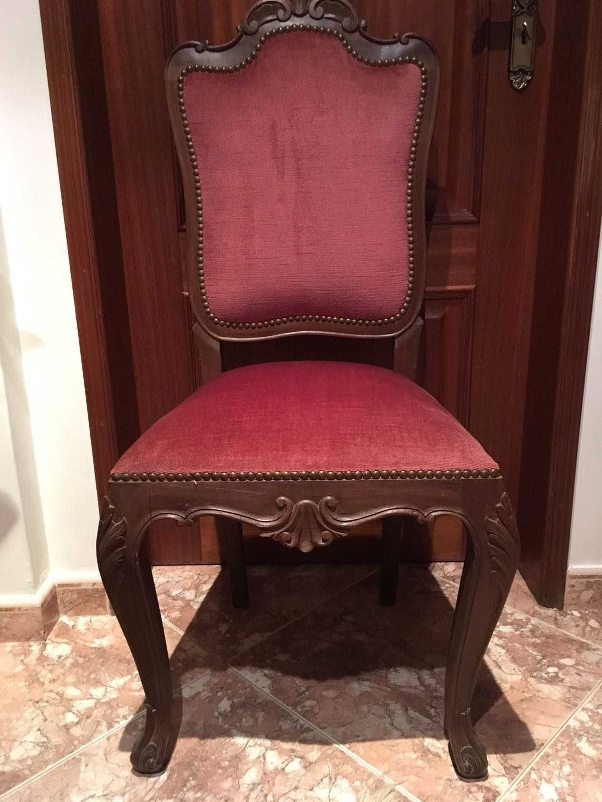 Cadeira de Madeira de Nogueira com Almofadado Vermelho