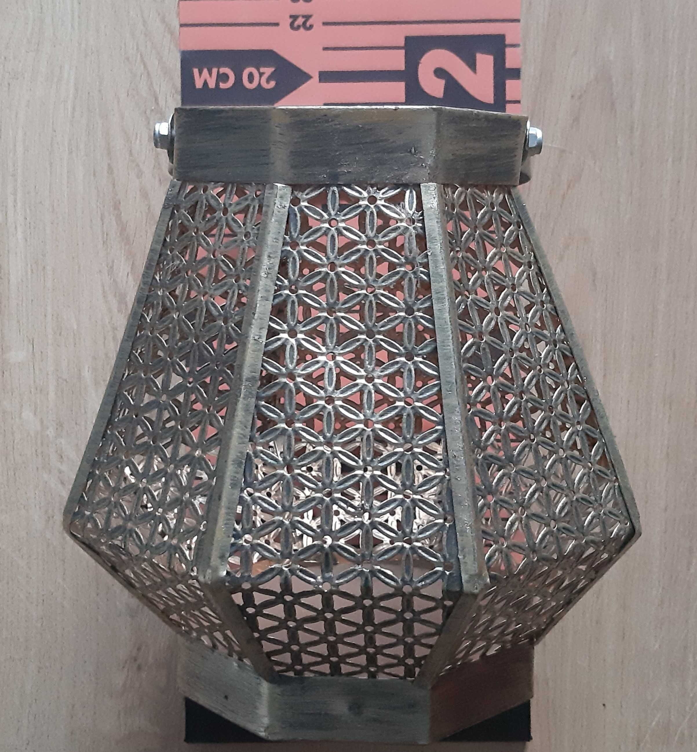ażurowy lampion z mosiądzu