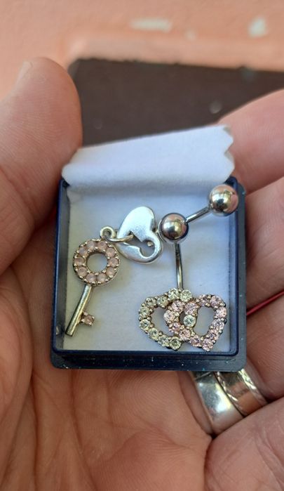 Piercing em prata contrastada.