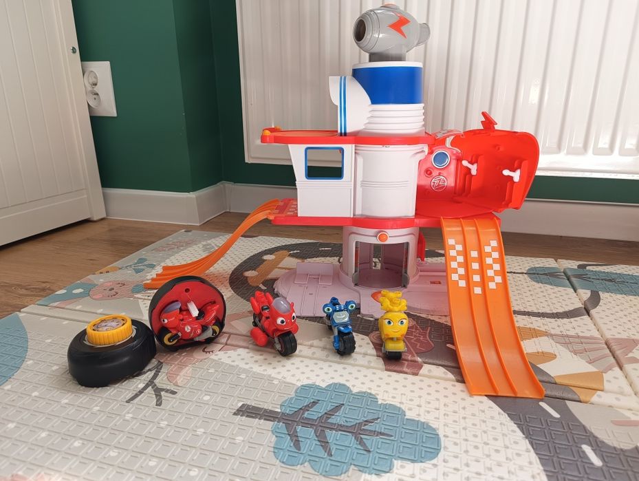 Ricky Zoom baza, trzy motory i opona wyrzutnia