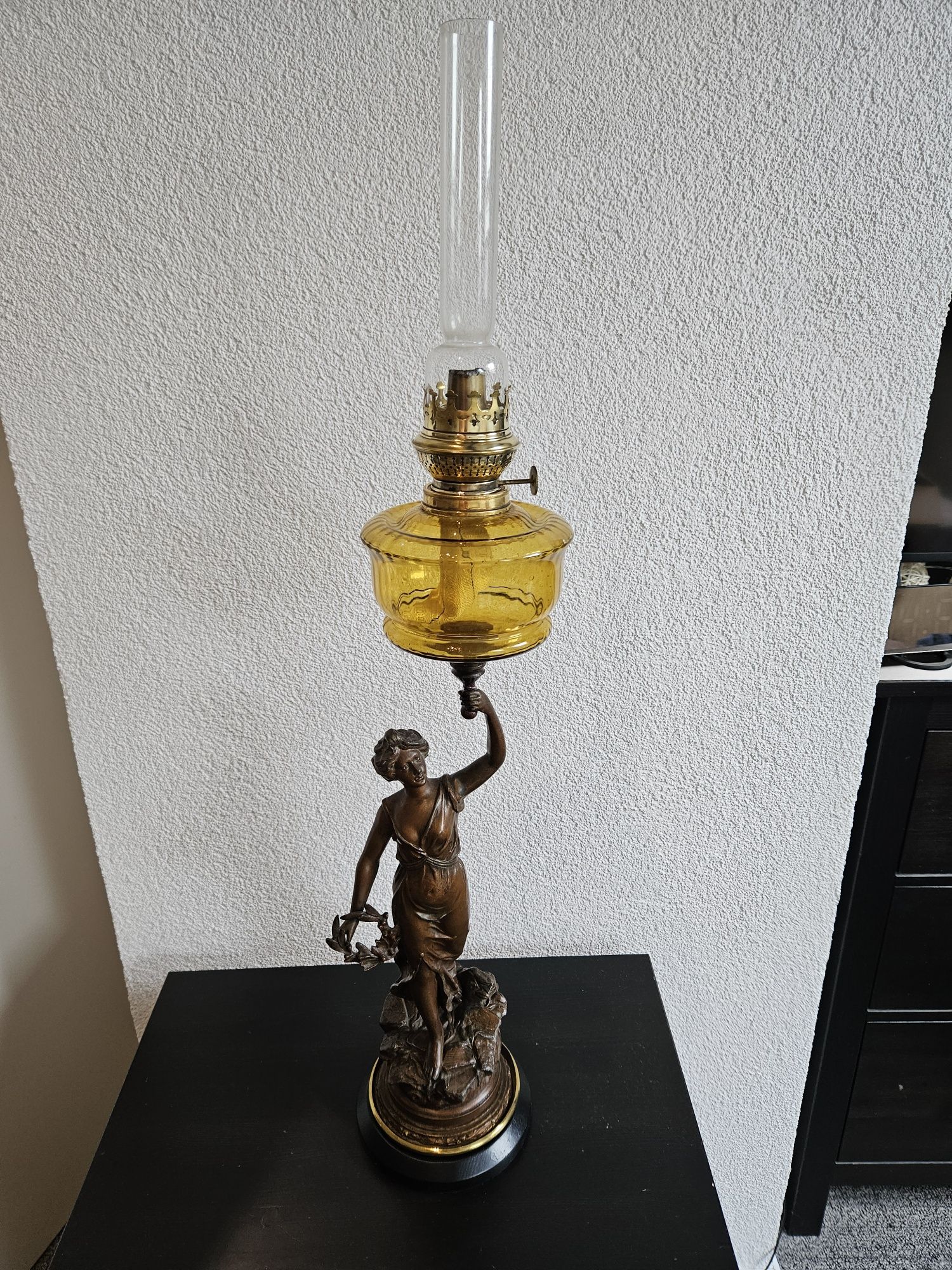 Piękna figuralna lampa naftowa