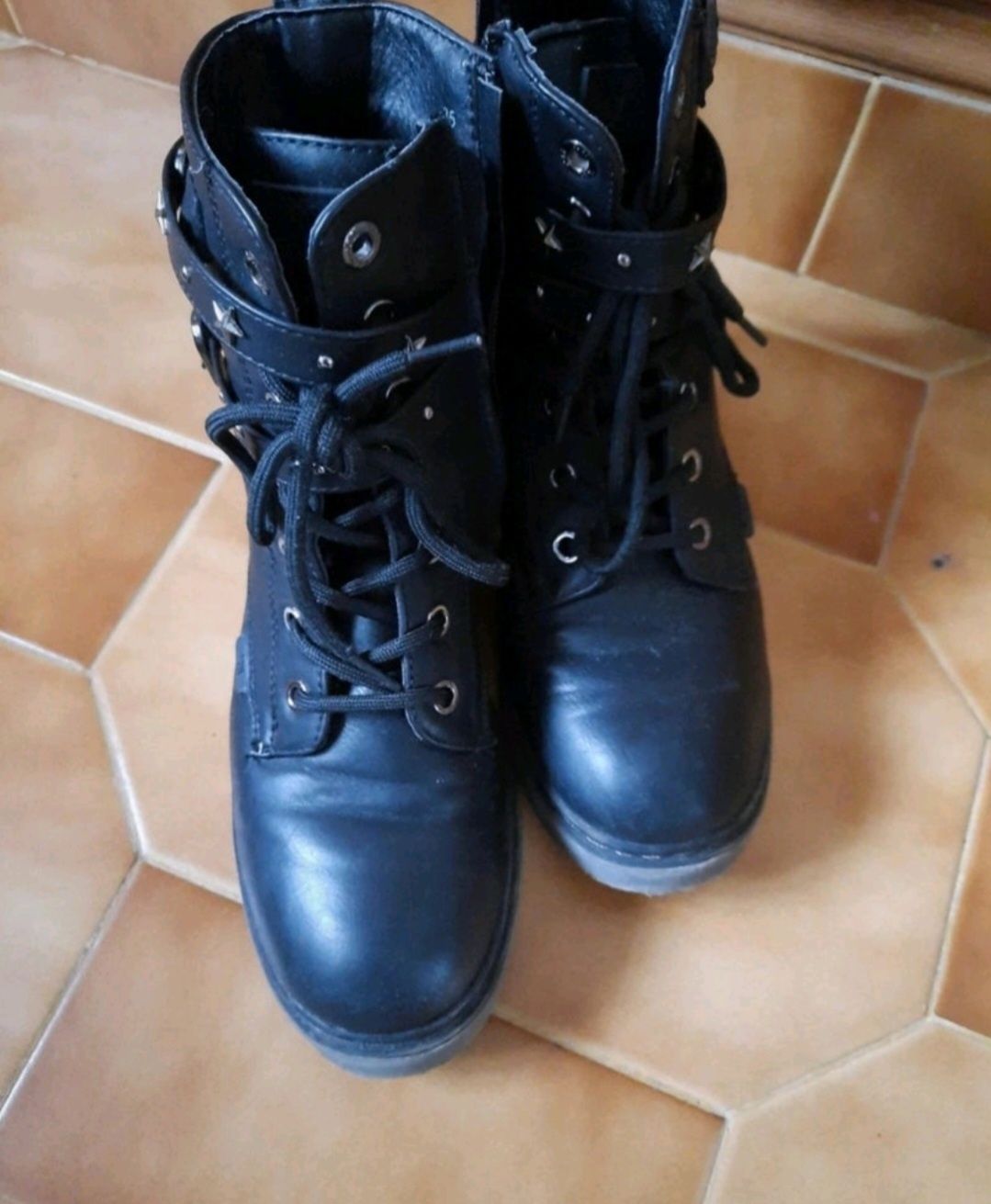 Botas pretas de menina