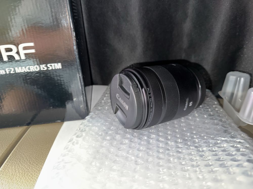 Canon RF 85mm F2 Macro IS STM