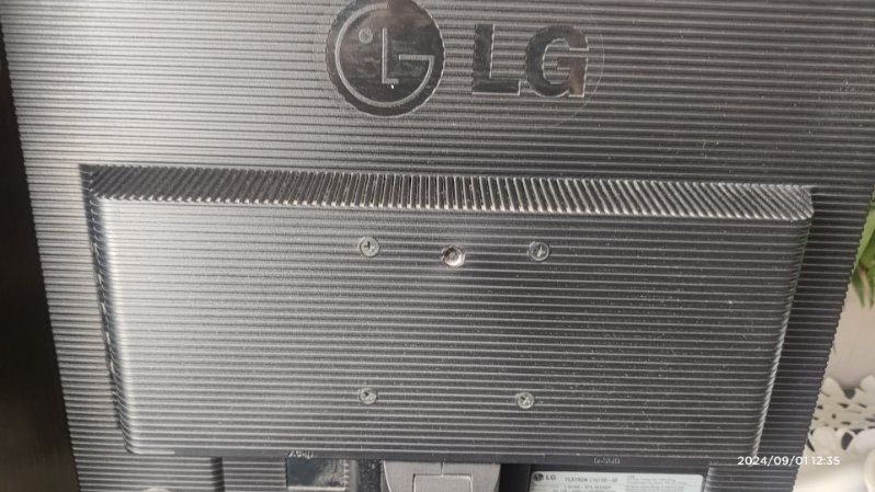 Monitor do komputera 19 cali.