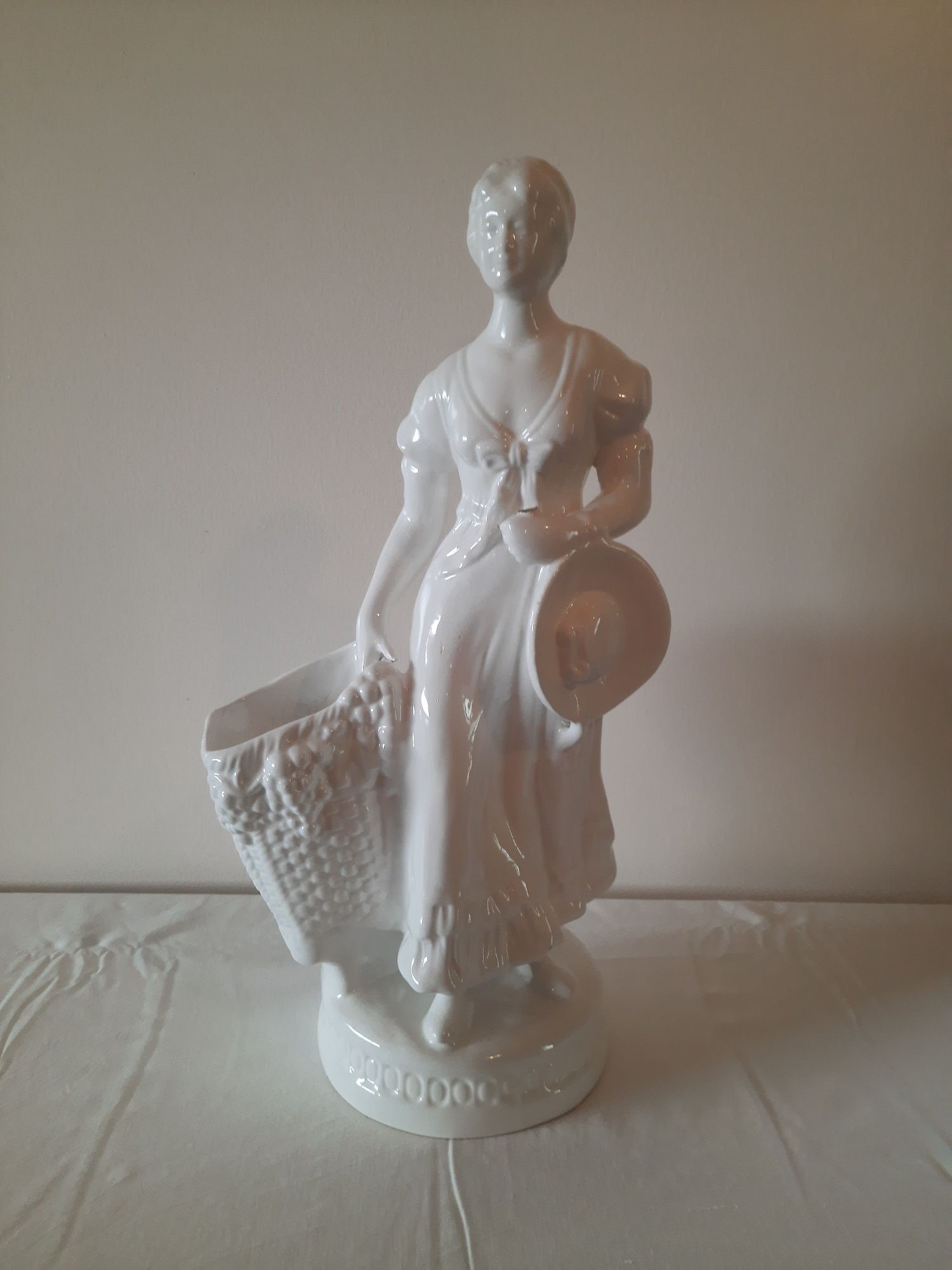 Boneca em cerâmica com floreira