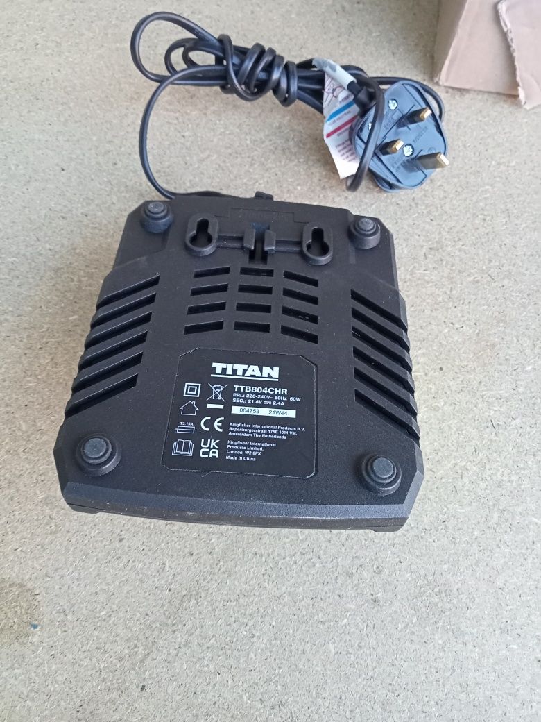 TITAN ładowarka TTB804CHR 18V LI-ION TXP /2