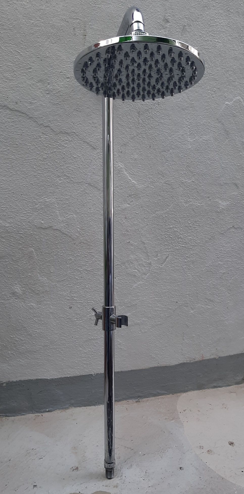 Coluna de parede com chuveiro.