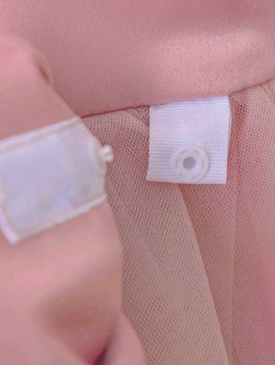 Elegancka sukienka w stylu księżniczki z tiulu z falbankami
