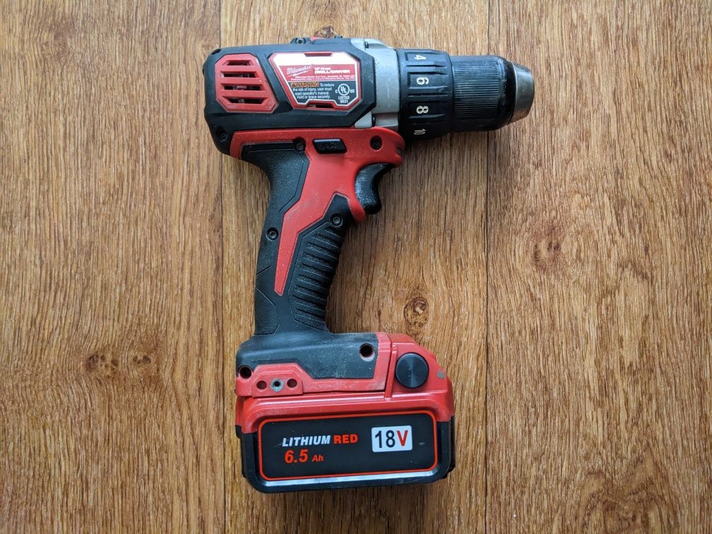 Аккумуляторный шуруповерт Milwaukee M18 с аккумулятором