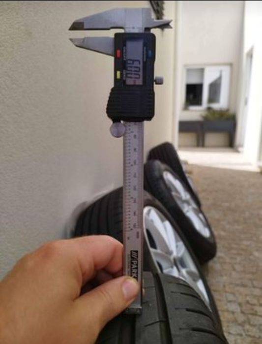 Jantes originais BMW 16" e pneus praticamente novos + sensores pressão