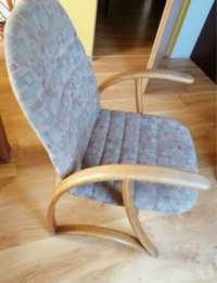 Fotel z drewnianymi podłokietnikami