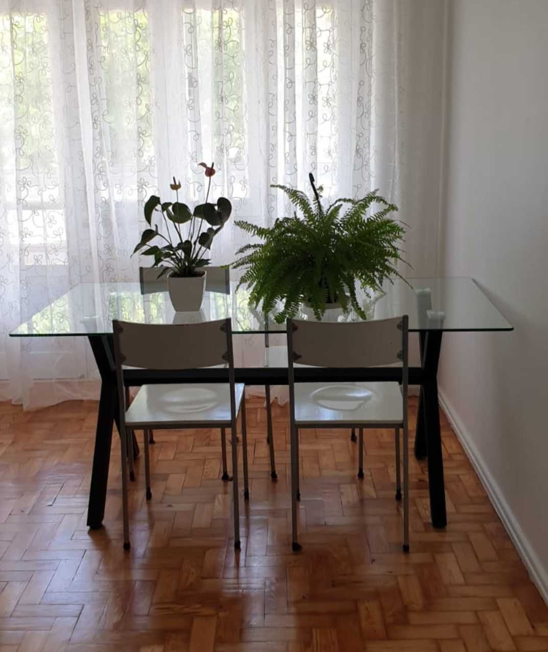 Mesa de vidro sem cadeiras