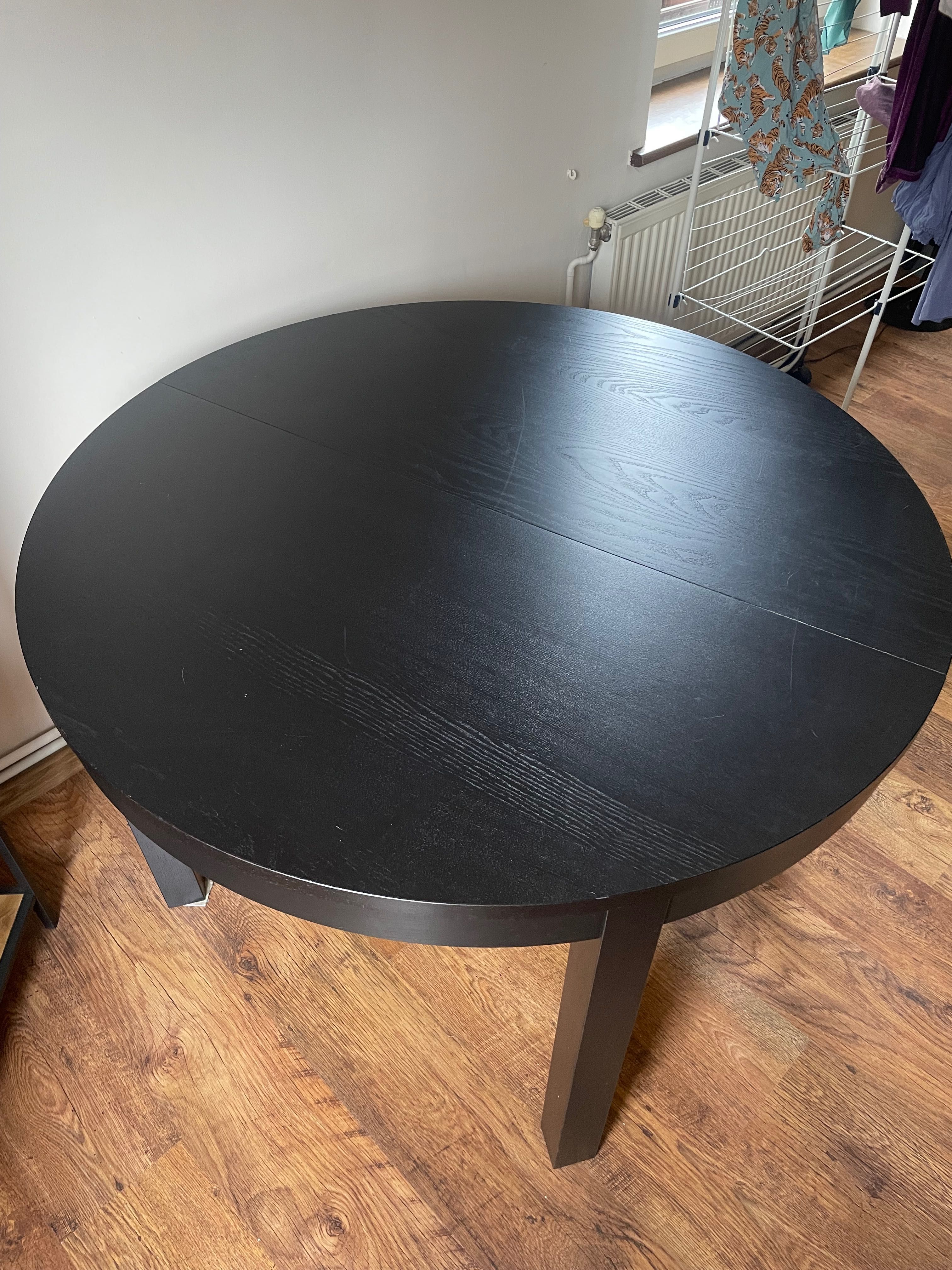 Czarny stół Ikea okrągły