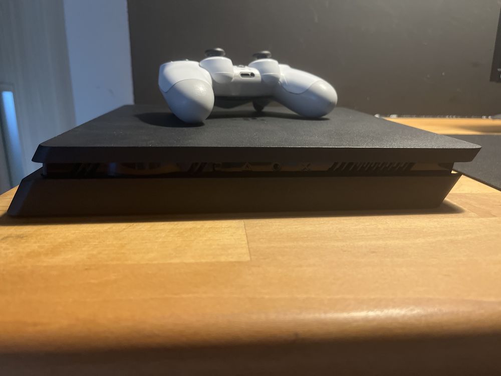 Sprzedam ps4 slim w bardzo dobrym stanie