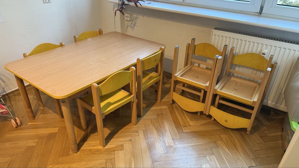 Stolik dzieciecy wraz z krzeslami