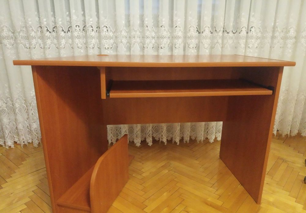 Стіл комп'ютерний