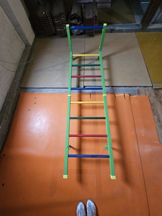 Drabinka gimnastyczna ścienna z drążkiem do podciągania