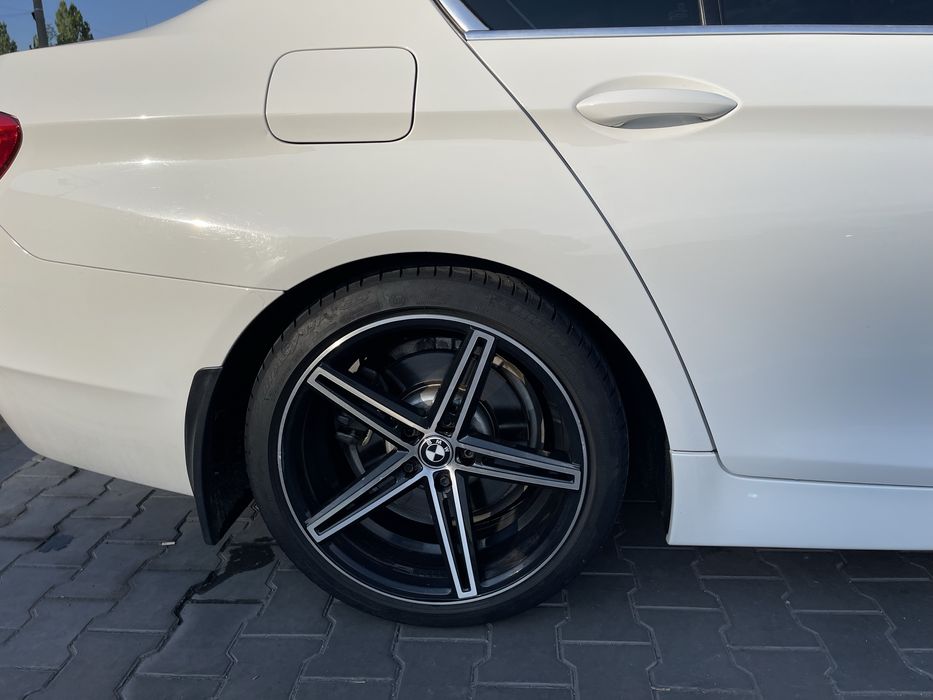 BMW 530i 3 літри бензин 2012 року випуску