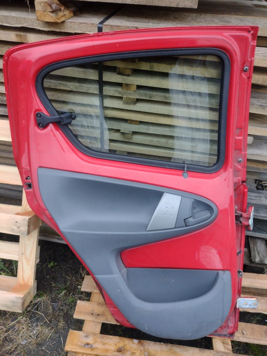 Toyota Aygo drzwi lewe tył  2010r czerwony