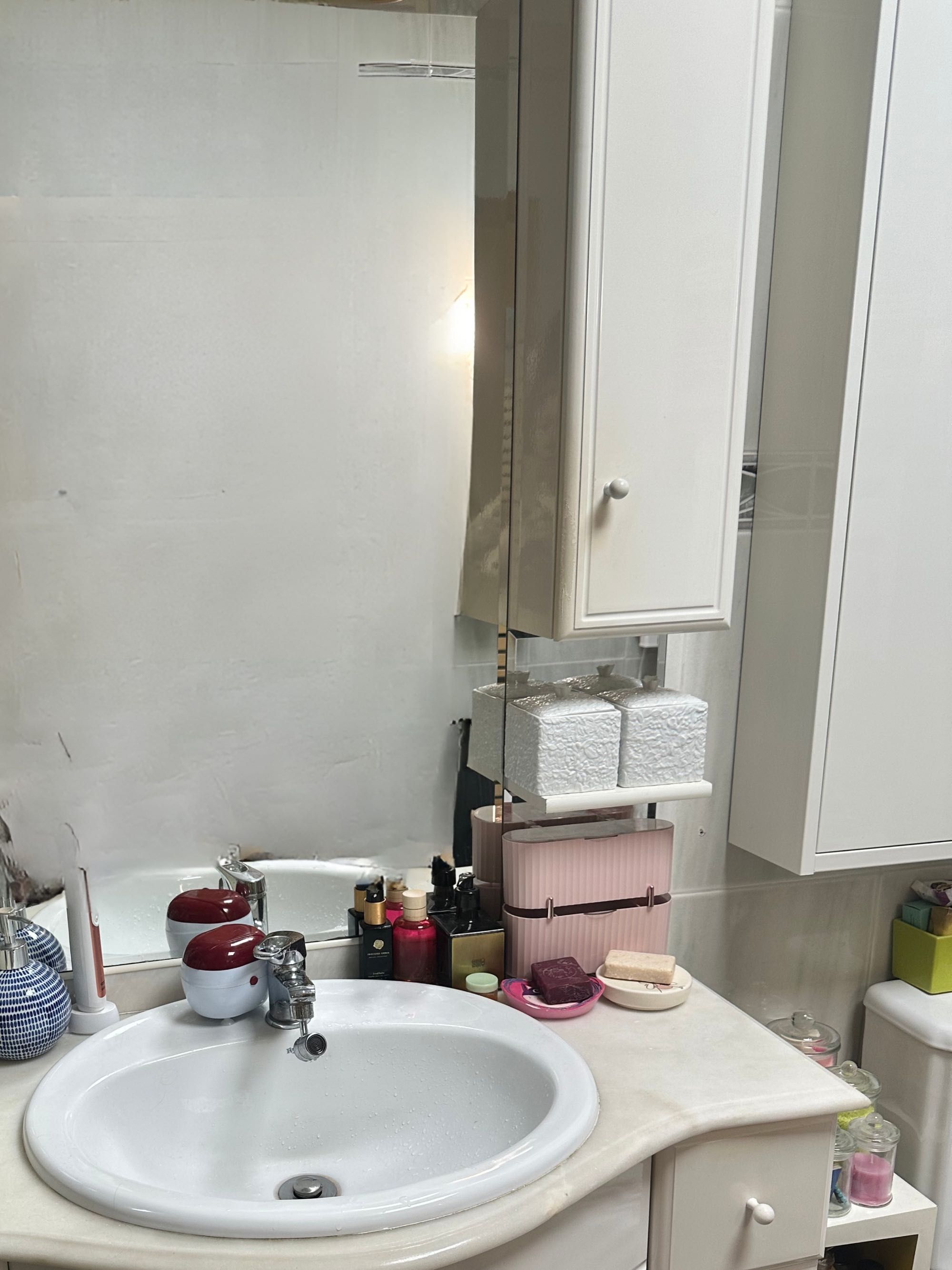Móvel de casa de banho lacado com espelho, prateleiras e iluminação