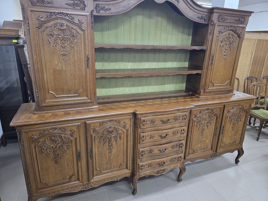 Komplet mebli w stylu ludwikowskim – kredens, barek i stół z krzesłami