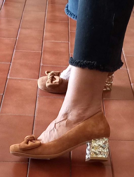 Sapatos em camurça, cor camel, tamanho 37.