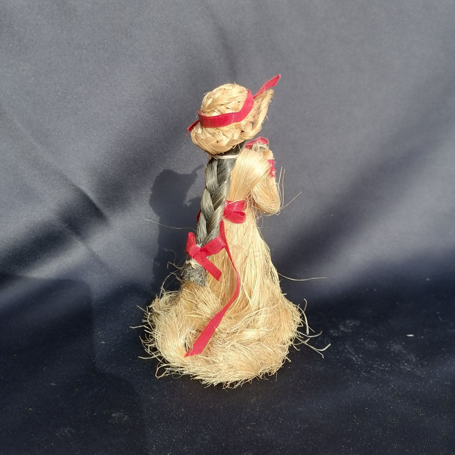 Stara ręcznie robiona drewniana lalka dama kobieta figurka