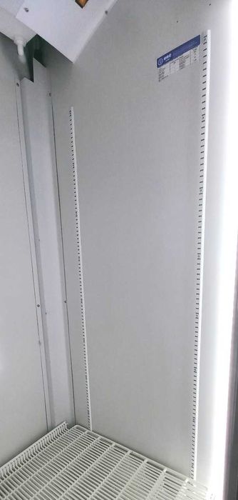 Холодильна вітрина на 915 літрів широка однодверна вітрина