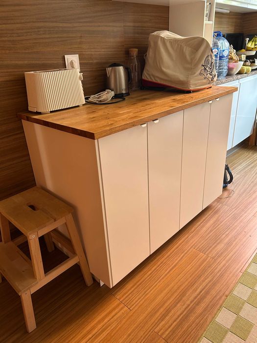 armário de cozinha resistente com tampo em madeira verdadeira