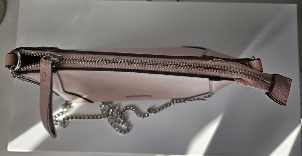 Pudroworóżowa torebka na ramię Bershka