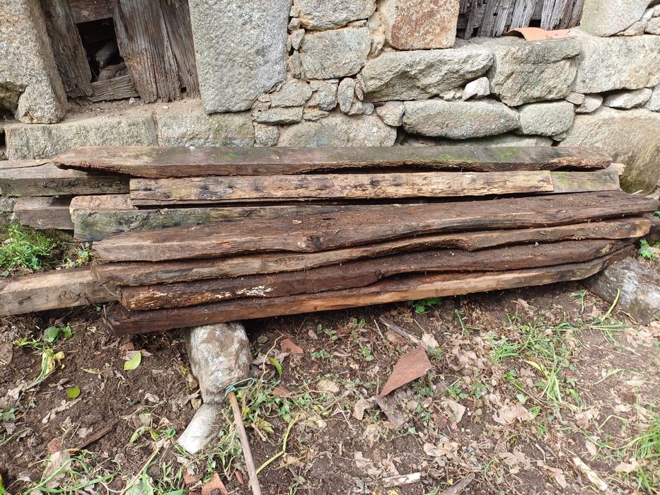 Vendo vigas em castanho