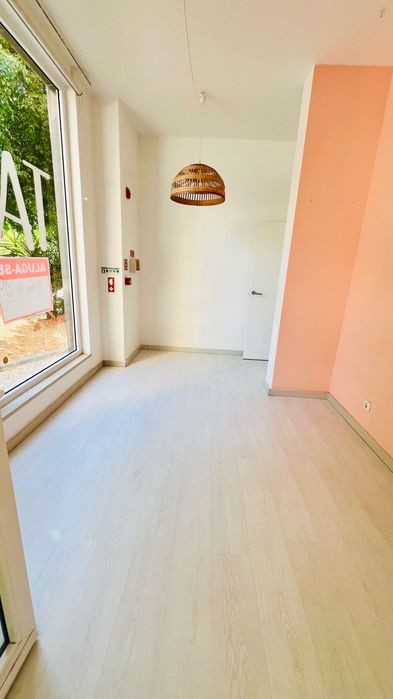 Arrenda-se espaço comercial com estacionamento exclusivo